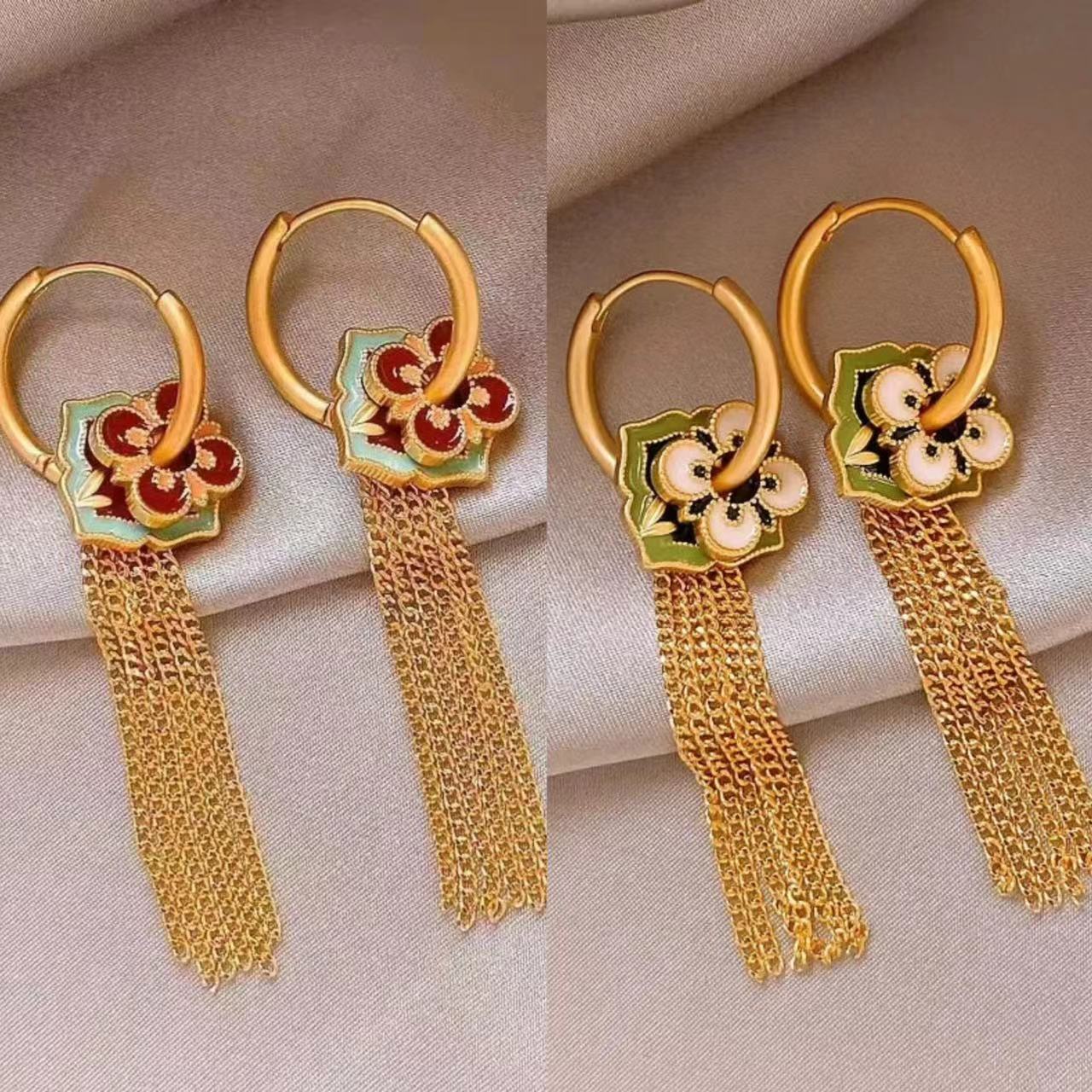 Ethnic Fashion Way - Orecchini con nappe dorate a forma
